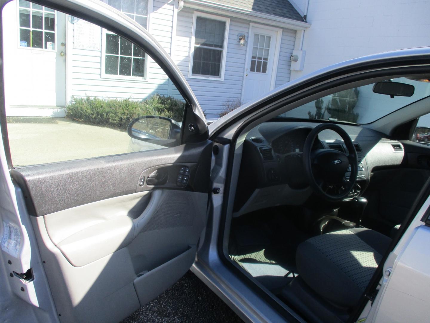 2007 SILVER Ford Focus (1FAHP34N27W) with an 2.0L L4 DOHC 16V engine, AUTOMATIC transmission, located at 540a Delsea Drive, Sewell, NJ, 08080, (856) 589-6888, 39.752560, -75.111206 - Photo#13